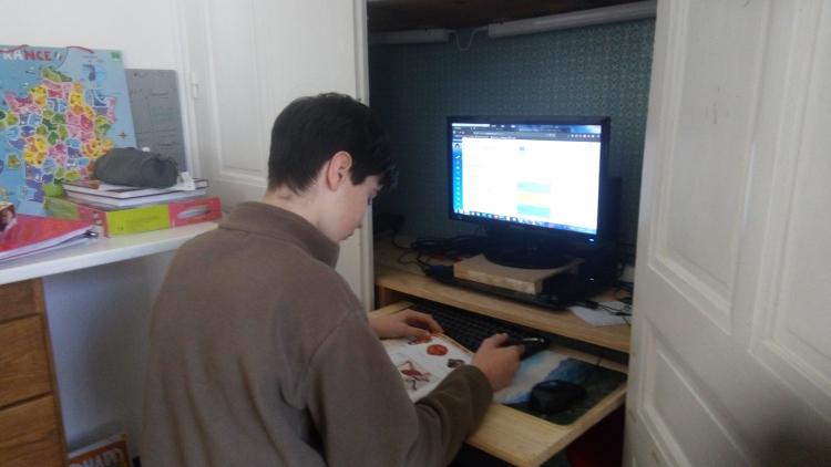 Amos s'est aménagé un bureau dans un placard pour suivre ses cours de 3e.